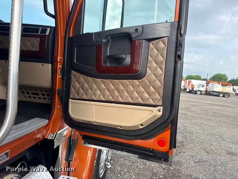 image for item EG8994 2019 Freightliner 122SD semi truck