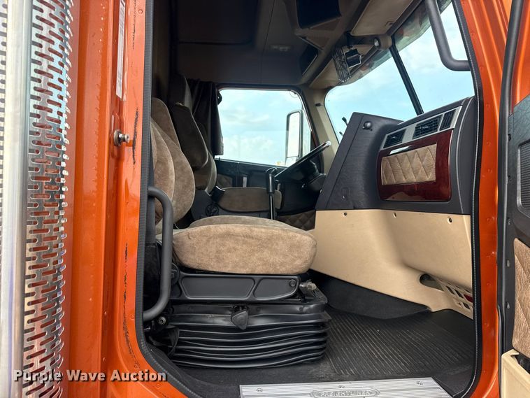 image for item EG8994 2019 Freightliner 122SD semi truck