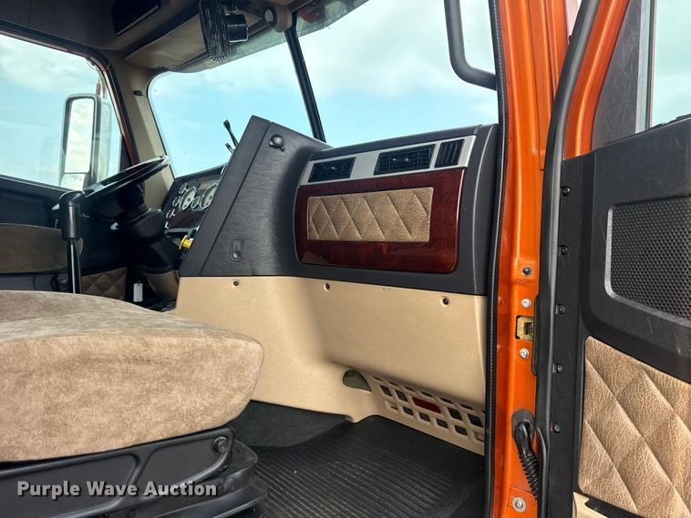 image for item EG8994 2019 Freightliner 122SD semi truck