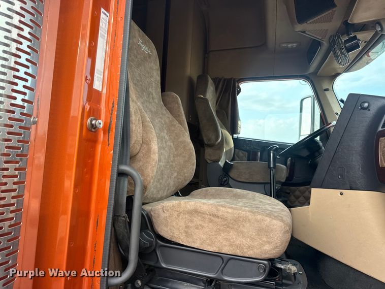 image for item EG8994 2019 Freightliner 122SD semi truck