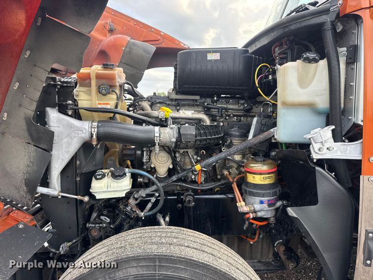 image for item EG8994 2019 Freightliner 122SD semi truck