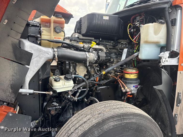 image for item EG8994 2019 Freightliner 122SD semi truck