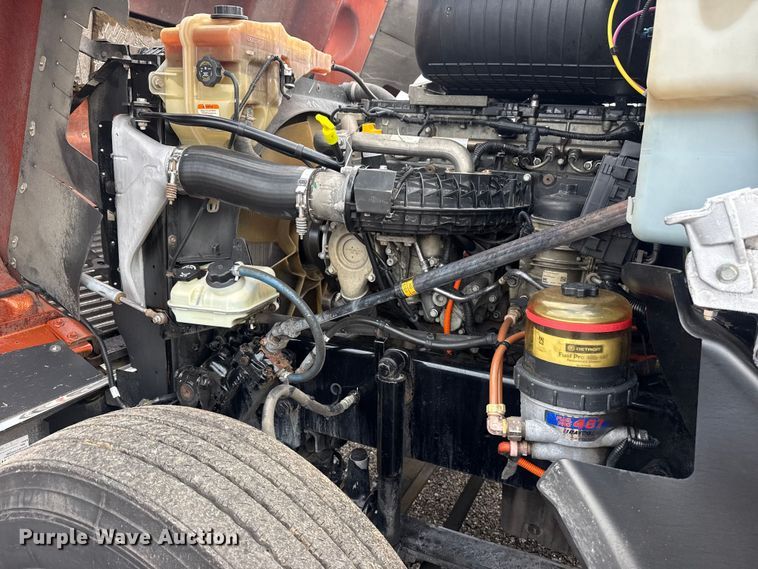 image for item EG8994 2019 Freightliner 122SD semi truck