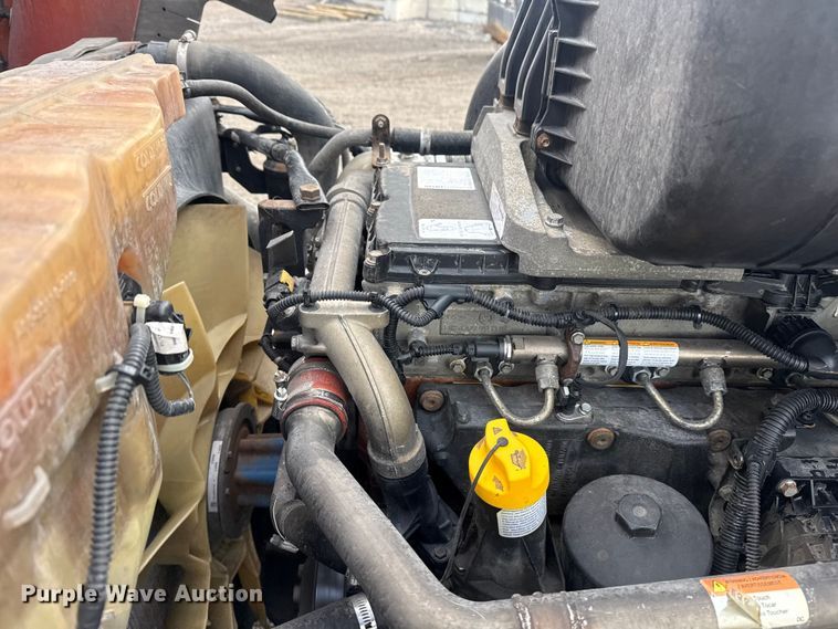 image for item EG8994 2019 Freightliner 122SD semi truck
