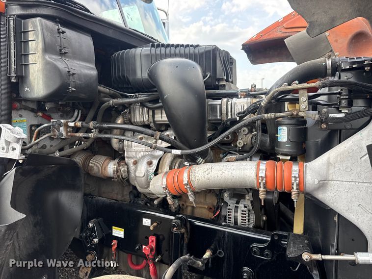 image for item EG8994 2019 Freightliner 122SD semi truck