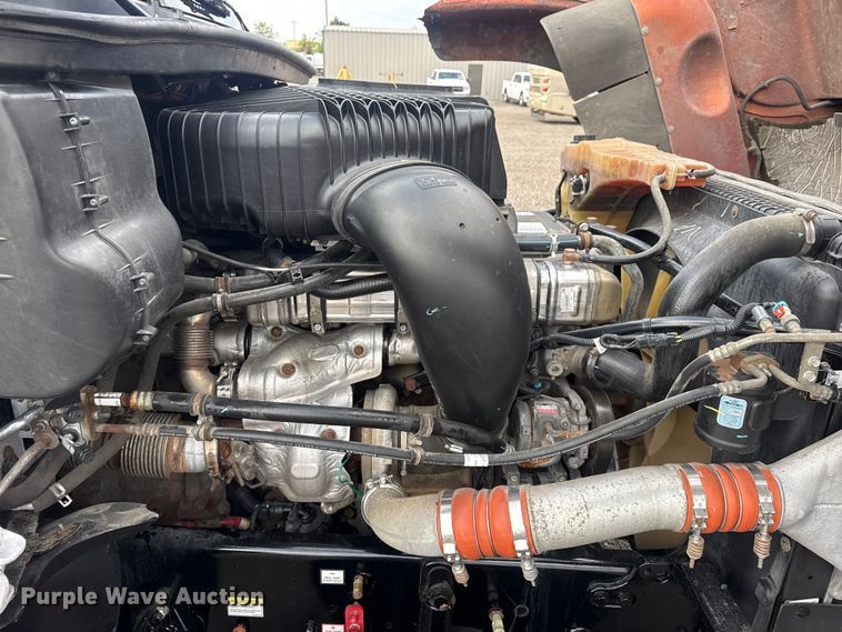 image for item EG8994 2019 Freightliner 122SD semi truck