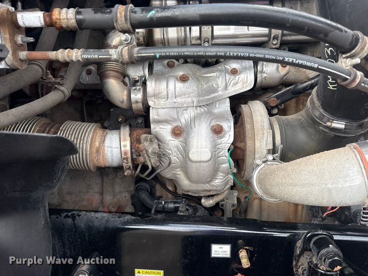 image for item EG8994 2019 Freightliner 122SD semi truck