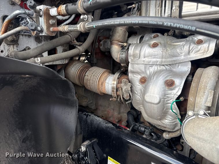 image for item EG8994 2019 Freightliner 122SD semi truck