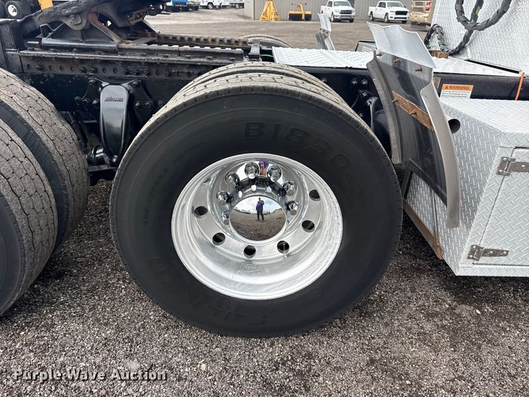 image for item EG8994 2019 Freightliner 122SD semi truck