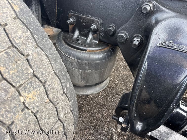 image for item EG8994 2019 Freightliner 122SD semi truck