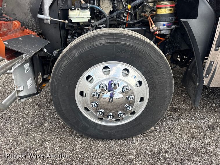 image for item EG8994 2019 Freightliner 122SD semi truck
