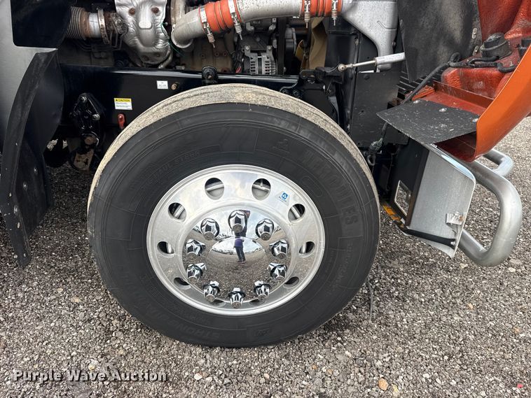 image for item EG8994 2019 Freightliner 122SD semi truck