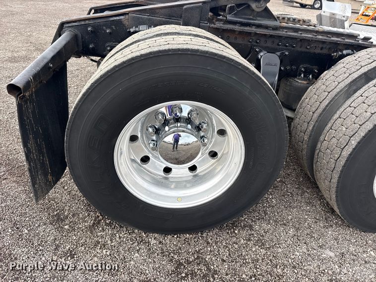 image for item EG8994 2019 Freightliner 122SD semi truck