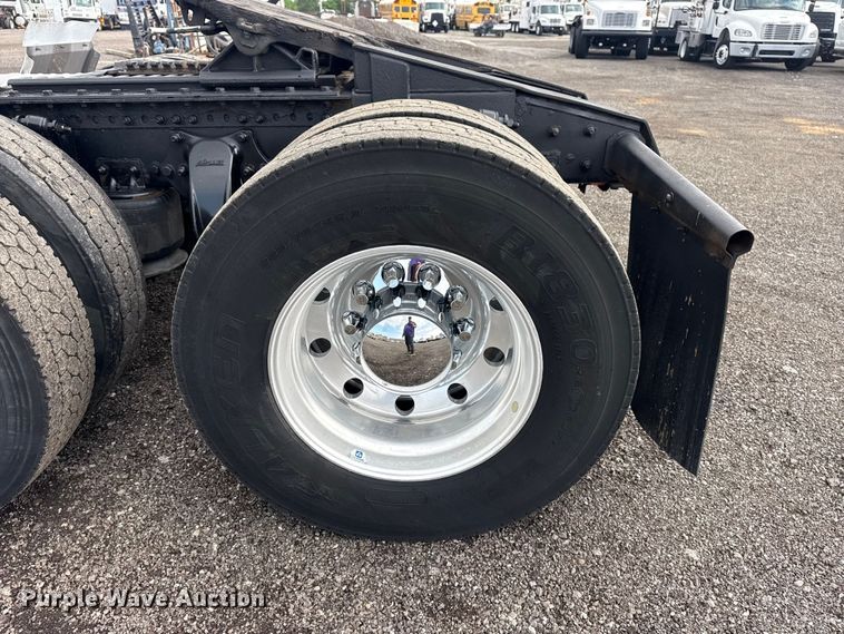 image for item EG8994 2019 Freightliner 122SD semi truck