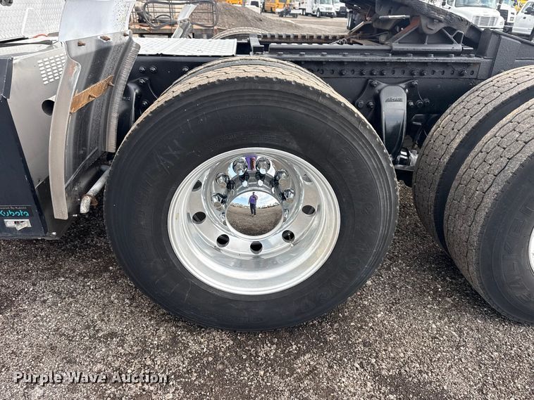 image for item EG8994 2019 Freightliner 122SD semi truck