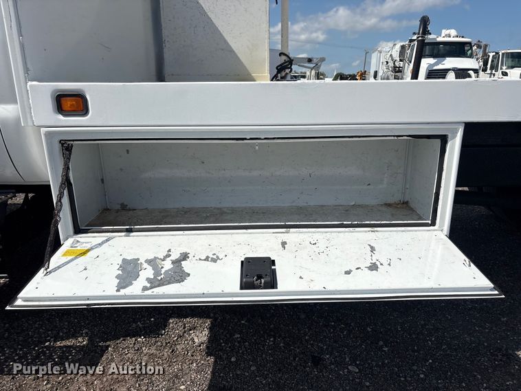 image for item EG9182 2015 Ford F650 Super Duty Ext. Cab flatbed truck
