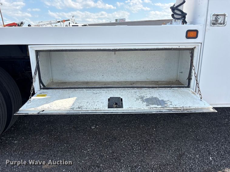image for item EG9182 2015 Ford F650 Super Duty Ext. Cab flatbed truck