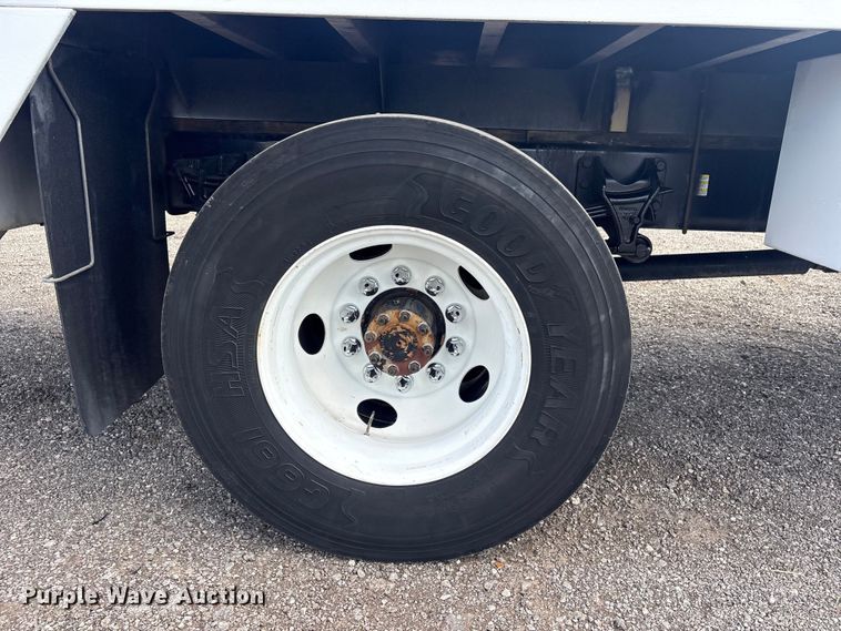 image for item EG9182 2015 Ford F650 Super Duty Ext. Cab flatbed truck