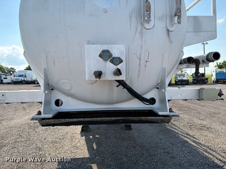 image for item EG9271 2012 Dragon Products 150BBL VACUUM TANK vacuum trailer