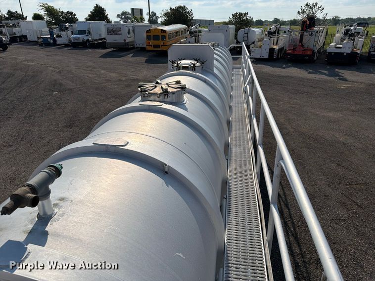 image for item EG9271 2012 Dragon Products 150BBL VACUUM TANK vacuum trailer