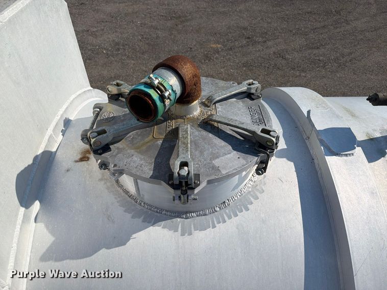 image for item EG9271 2012 Dragon Products 150BBL VACUUM TANK vacuum trailer