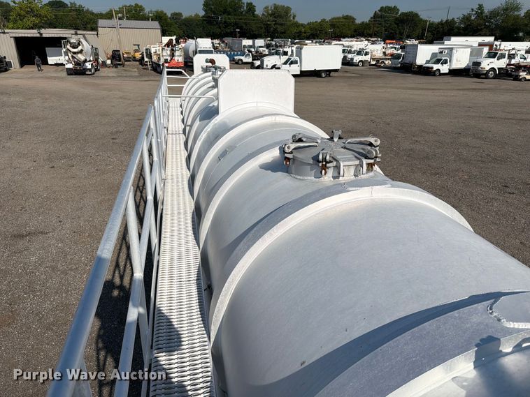 image for item EG9271 2012 Dragon Products 150BBL VACUUM TANK vacuum trailer