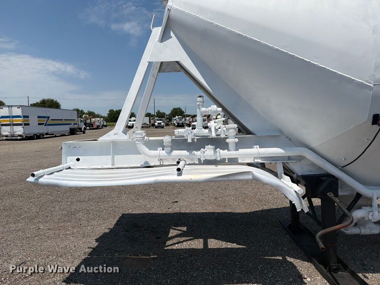 image for item EG9289 1970 Fruehauf pneumatic dry bulk trailer