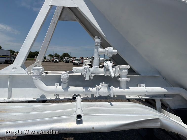 image for item EG9289 1970 Fruehauf pneumatic dry bulk trailer