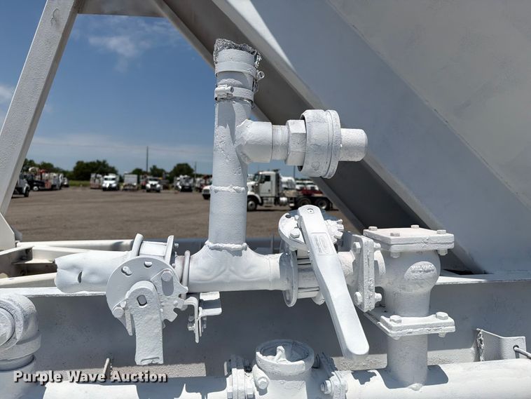 image for item EG9289 1970 Fruehauf pneumatic dry bulk trailer