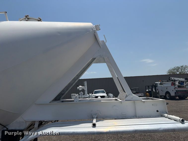 image for item EG9289 1970 Fruehauf pneumatic dry bulk trailer