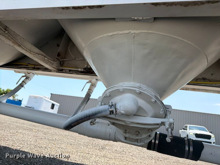 image for item EG9289 1970 Fruehauf pneumatic dry bulk trailer