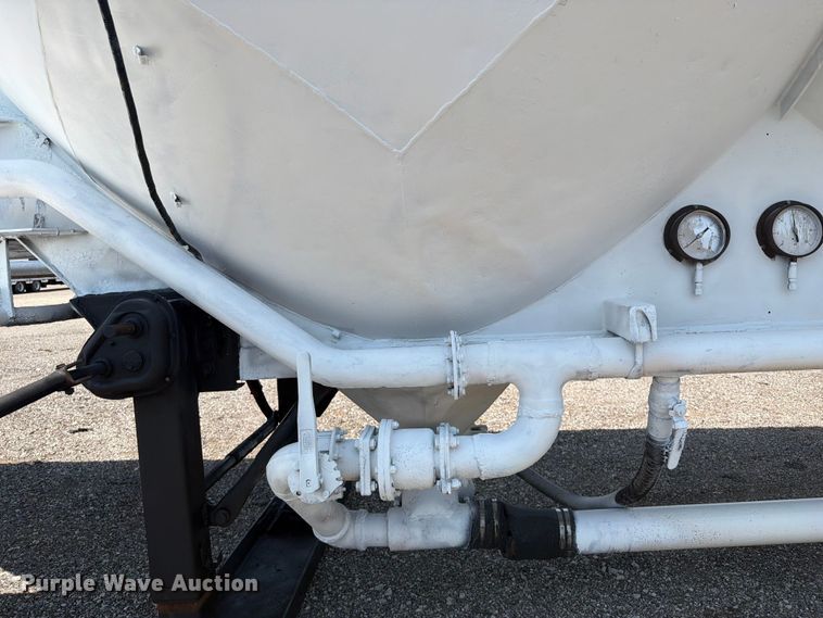 image for item EG9289 1970 Fruehauf pneumatic dry bulk trailer