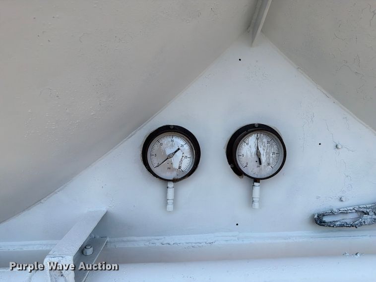 image for item EG9289 1970 Fruehauf pneumatic dry bulk trailer