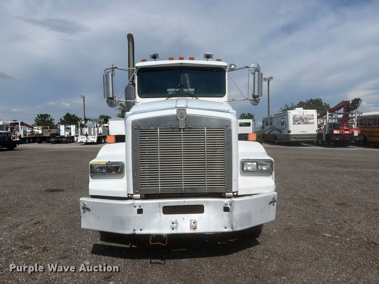 image for item EG9312 1999 Kenworth T800 semi truck