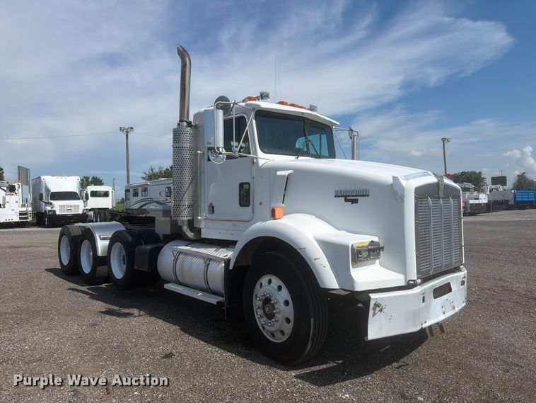 image for item EG9312 1999 Kenworth T800 semi truck