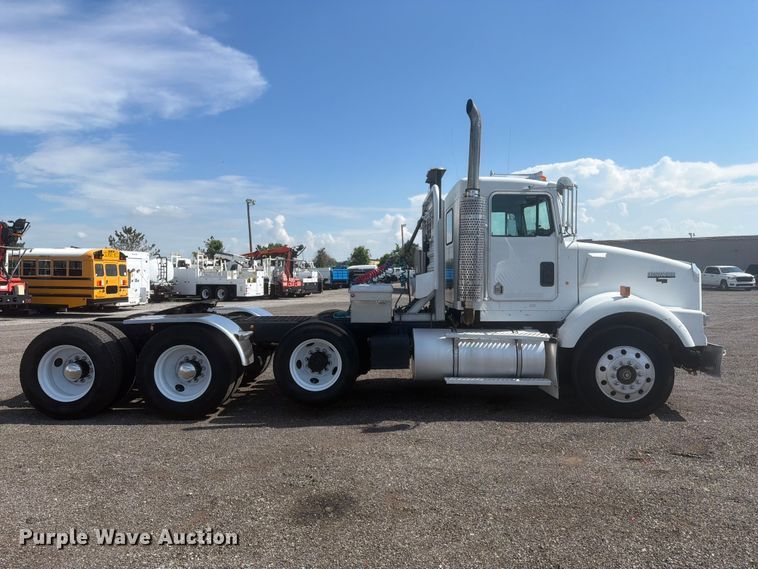image for item EG9312 1999 Kenworth T800 semi truck