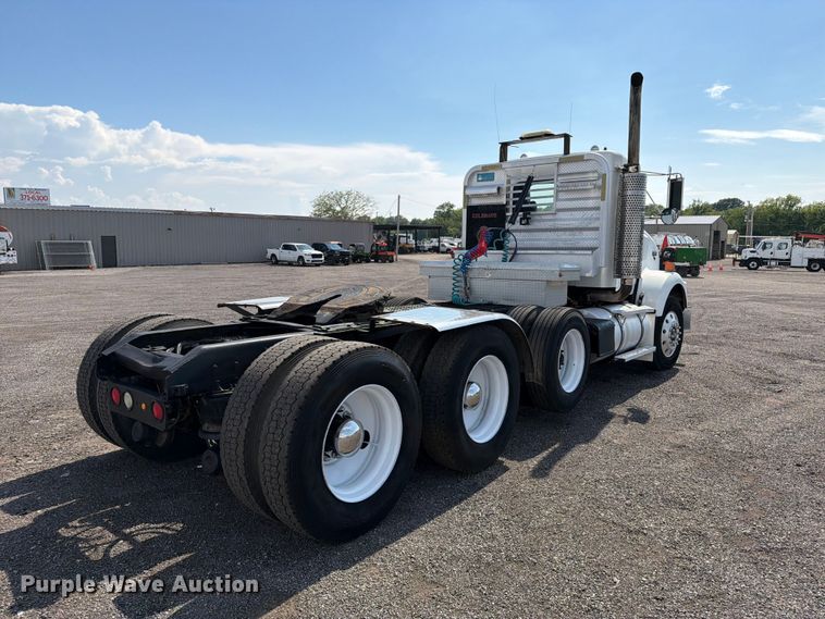 image for item EG9312 1999 Kenworth T800 semi truck