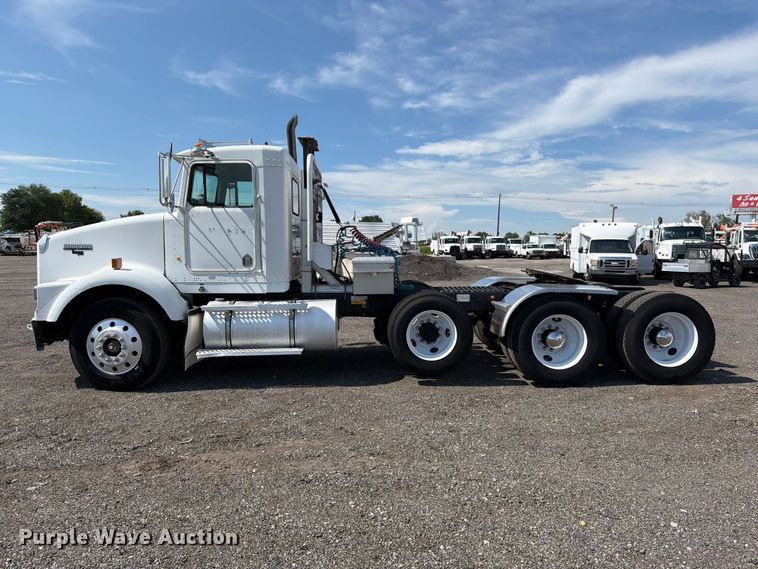 image for item EG9312 1999 Kenworth T800 semi truck