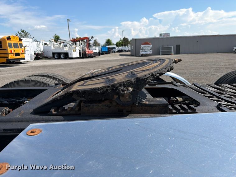 image for item EG9312 1999 Kenworth T800 semi truck
