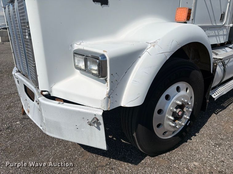 image for item EG9312 1999 Kenworth T800 semi truck