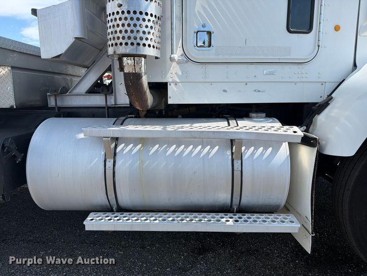 image for item EG9312 1999 Kenworth T800 semi truck