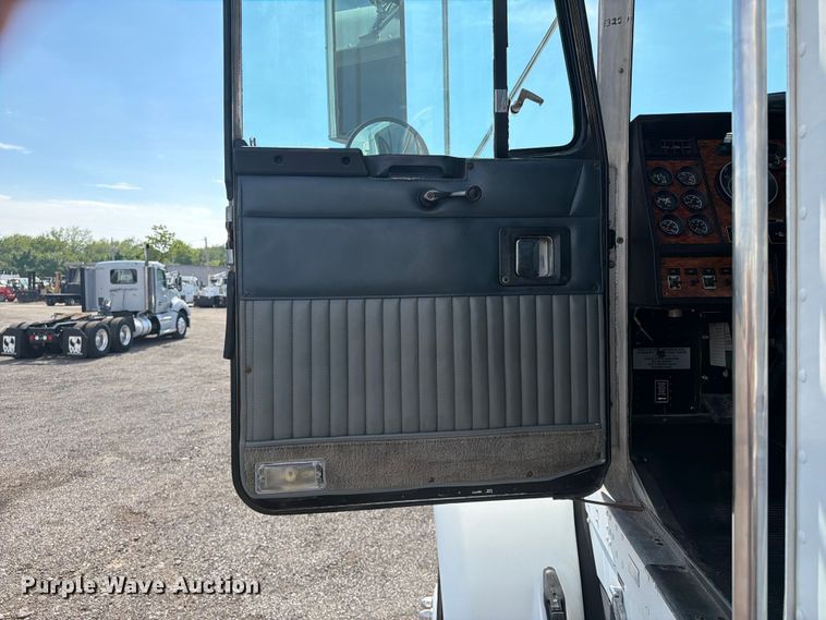 image for item EG9312 1999 Kenworth T800 semi truck