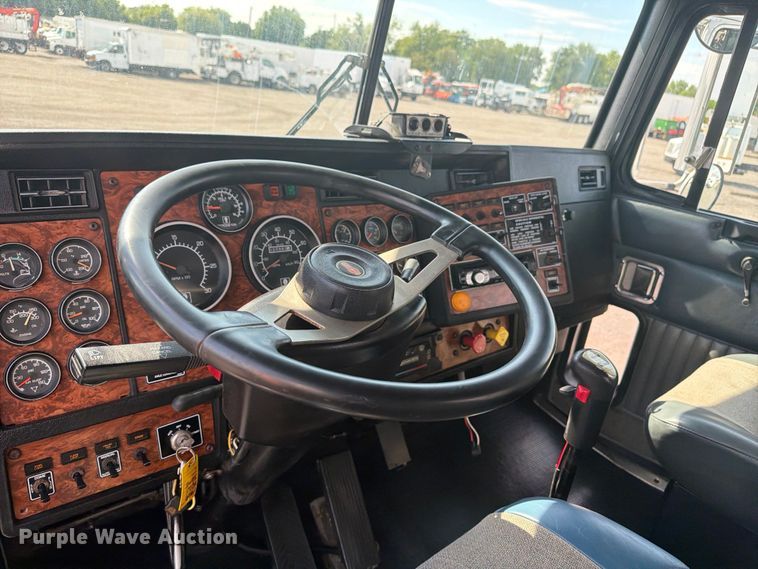 image for item EG9312 1999 Kenworth T800 semi truck