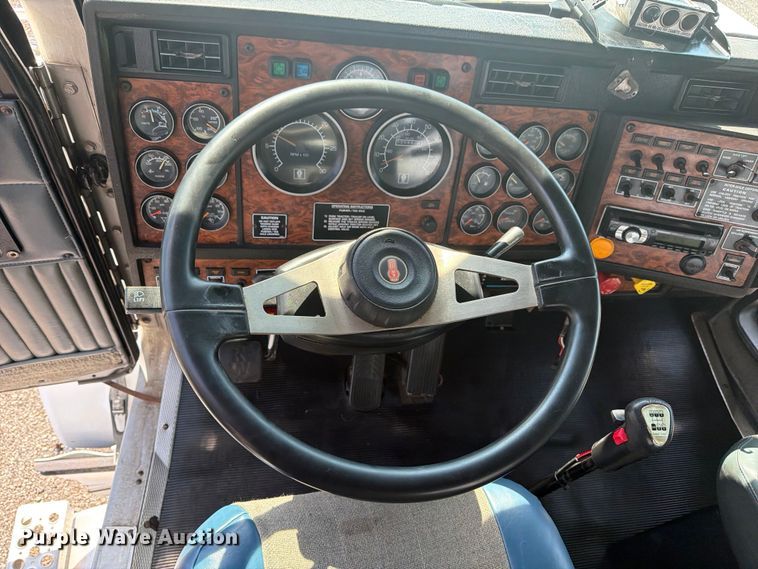 image for item EG9312 1999 Kenworth T800 semi truck