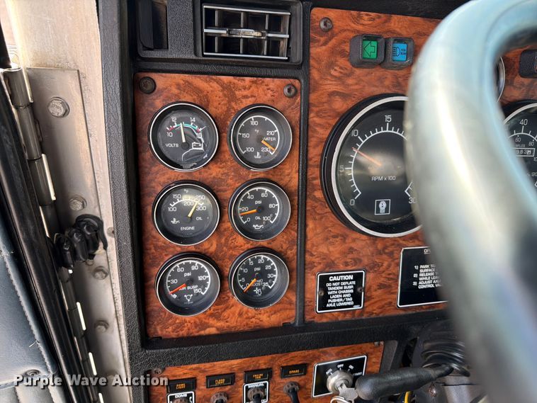 image for item EG9312 1999 Kenworth T800 semi truck