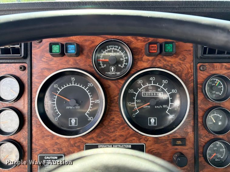 image for item EG9312 1999 Kenworth T800 semi truck