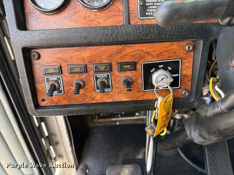 image for item EG9312 1999 Kenworth T800 semi truck