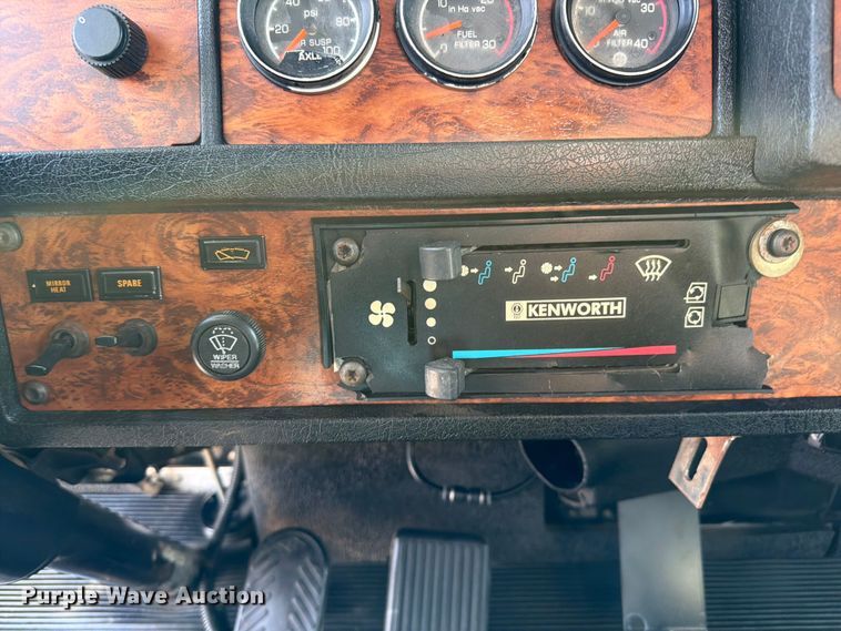 image for item EG9312 1999 Kenworth T800 semi truck