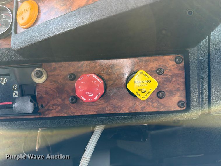 image for item EG9312 1999 Kenworth T800 semi truck