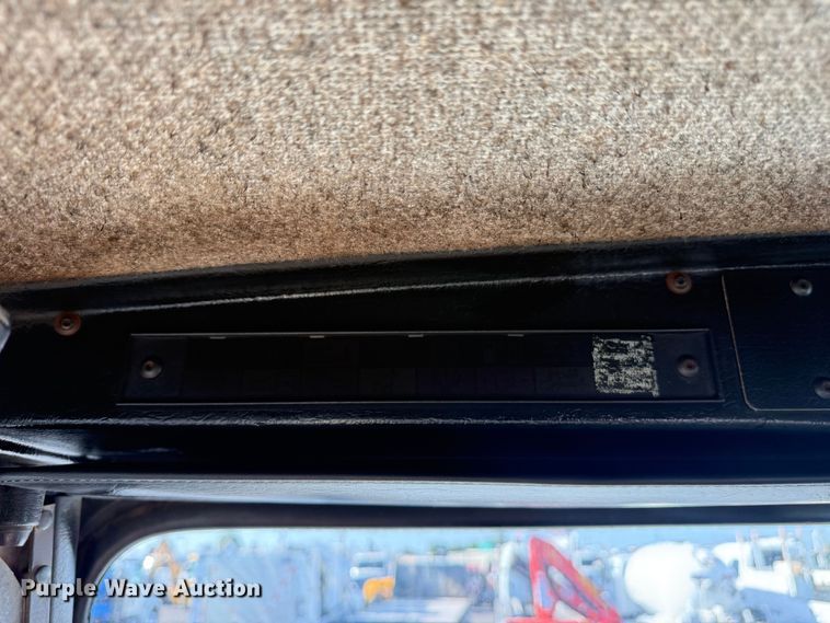 image for item EG9312 1999 Kenworth T800 semi truck